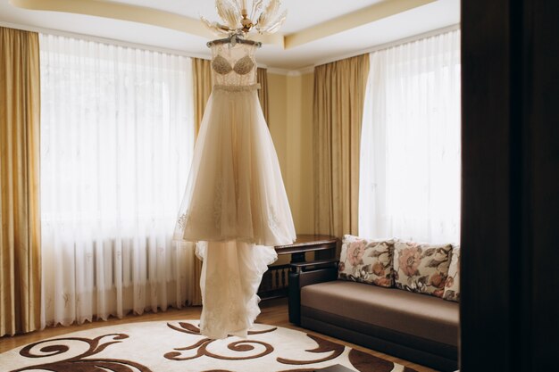 El vestido de novia cuelga de un candelabro