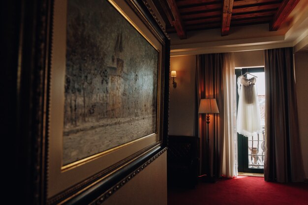 Vestido de novia preparado en una habitación vacía del hotel.