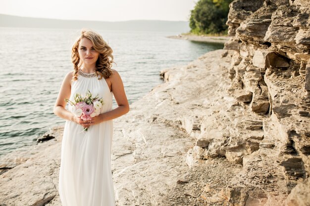 Vestido de playa joven hermosa mujer de la boda