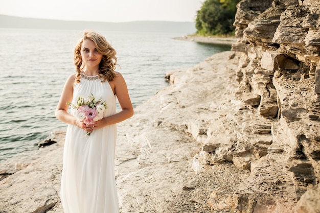 Vestido de playa joven hermosa mujer de la boda