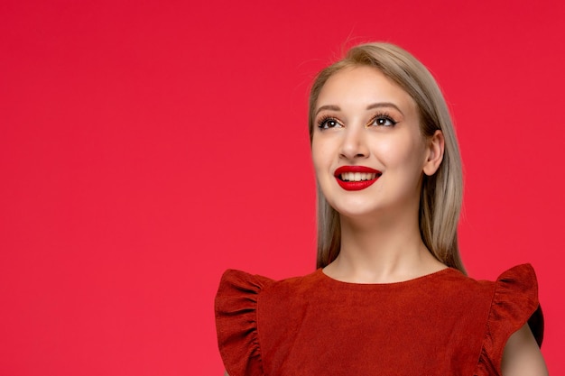 Foto gratuita vestido rojo de cerca linda chica adorable con clase en vestido burdeos con lápiz labial rojo sonriendo