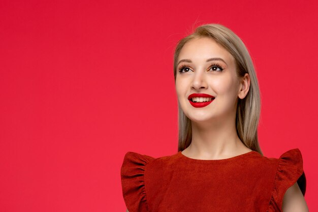 Vestido rojo de cerca linda chica adorable con clase en vestido burdeos con lápiz labial rojo sonriendo