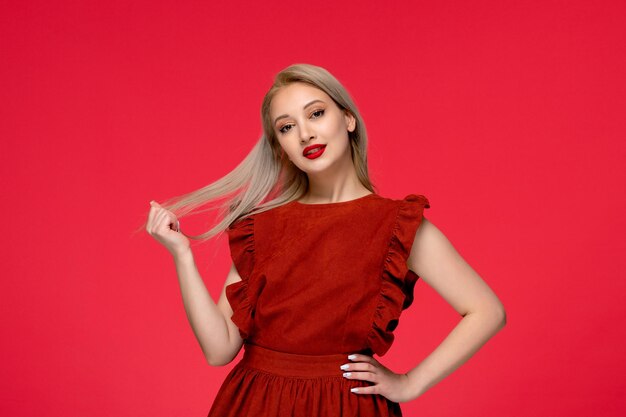 Vestido rojo elegante adorable mujer joven con vestido burdeos con lápiz labial tocando el cabello