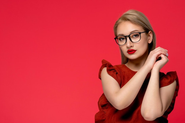 Foto gratuita vestido rojo elegante con clase linda chica en vestido burdeos con gafas