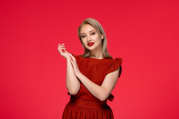 Vestido rojo elegante mujer joven rubia en vestido burdeos con lápiz labial sonriendo