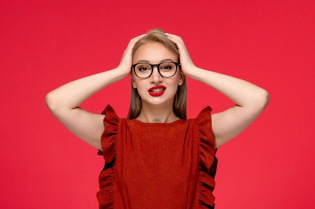 Vestido rojo linda chica elegante elegante vestido burdeos con lápiz labial rojo haciendo cara graciosa en gafas