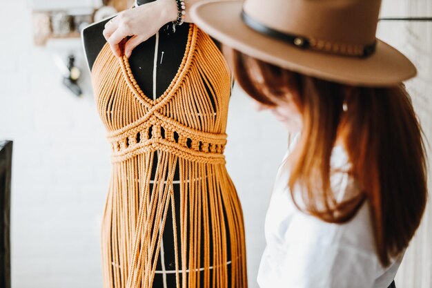 Foto gratuita vestido de talor de niña joven en maniquí