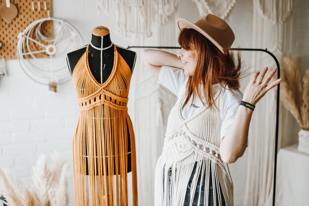 Vestido de talor de niña joven en maniquí