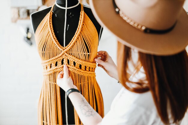 Vestido de talor de niña joven en maniquí