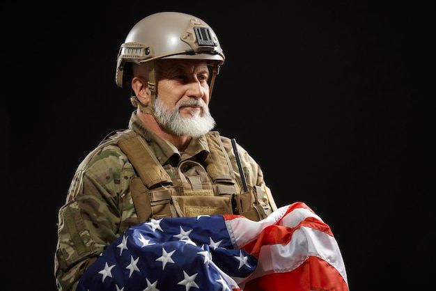 Foto gratuita veterano militar con bandera americana