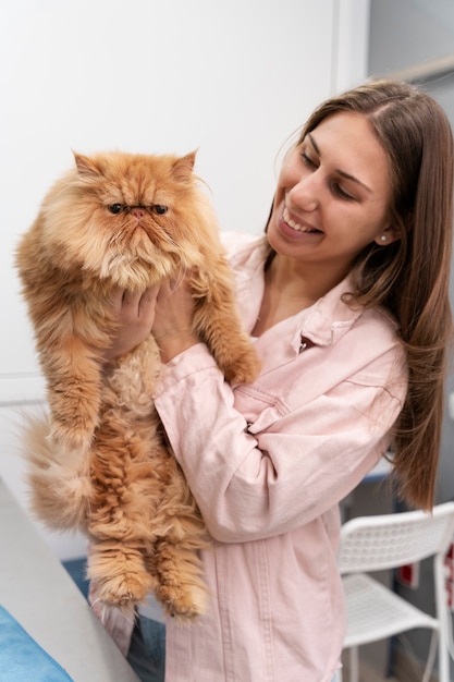 Foto gratuita veterinario cuidando mascota