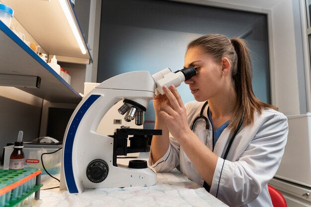 Veterinario que se ocupa de los análisis de sangre.