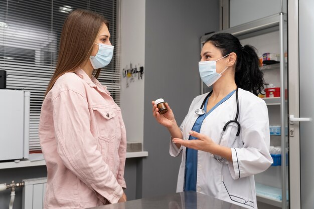 Veterinario que ofrece medicamentos al cliente para su mascota.