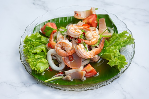 VFresh ensalada mixta de mariscos, comida picante y tailandesa.