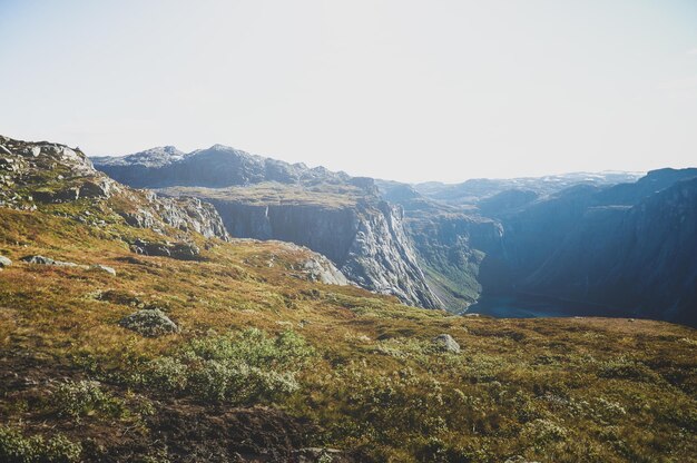 Viaja por el parque nacional noruego en la temporada de otoño, haciendo senderismo en las montañas.