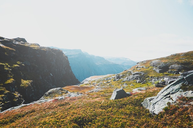 Viaja por el parque nacional noruego en la temporada de otoño, haciendo senderismo en las montañas.