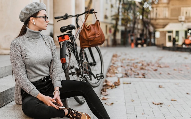 Viaja por la vida de la ciudad con bicicleta y visitando