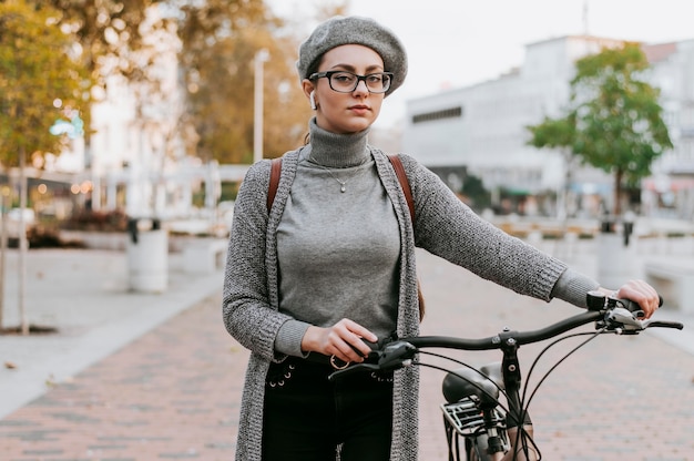 Foto gratuita viaja por la vida de la ciudad con vista frontal en bicicleta.