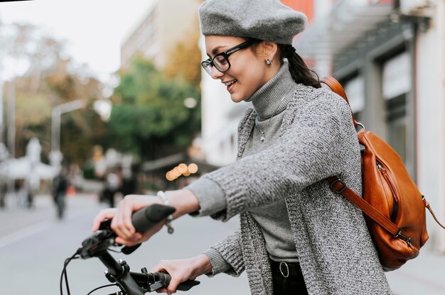 Viaja por la vida de la ciudad con vista lateral en bicicleta.