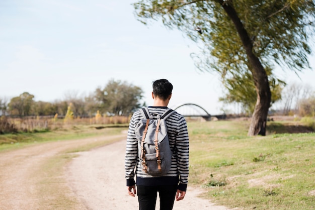 Foto gratuita viajando joven en el camino