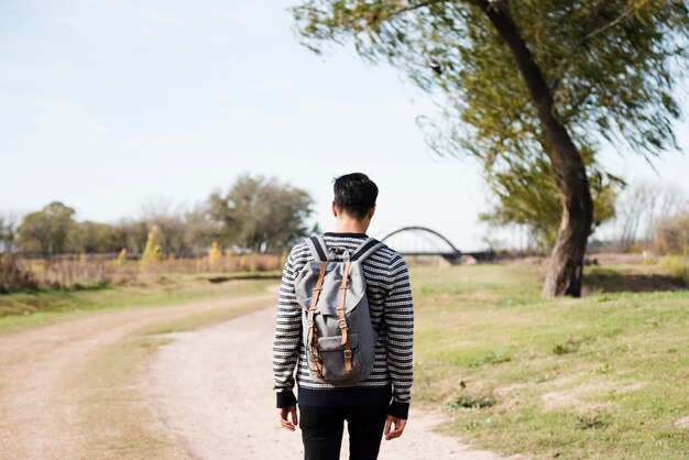 Viajando joven en el camino