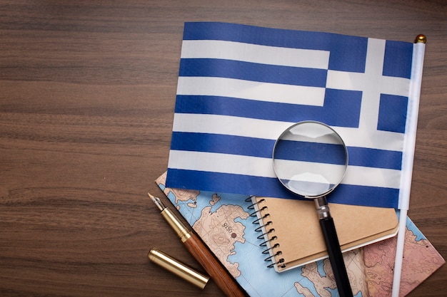 Viajar al concepto de grecia con bandera griega