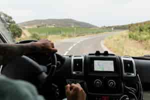 Foto gratuita viajar en coche por el campo