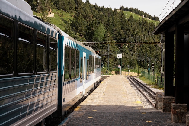 Foto gratuita viajar en tren concepto