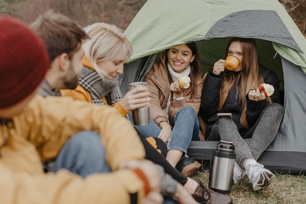 Viaje de amigos con carpa en la naturaleza