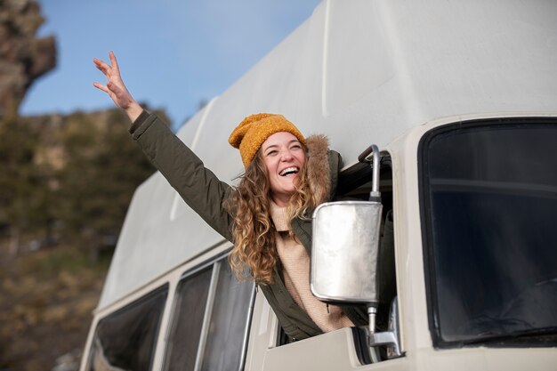 Viaje por carretera de mujer sonriente de tiro medio