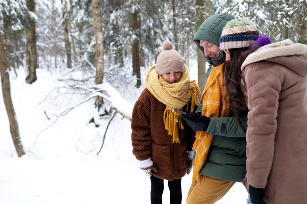 Viaje familiar de plano medio en invierno