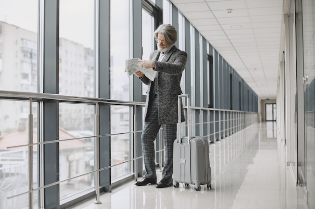 Foto gratuita viaje de negocios. concepto corporativo y personas. hombre con un abrigo gris. senior con un mapa.