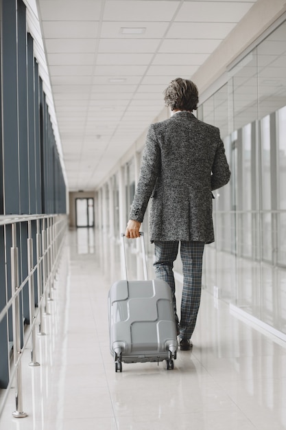 Foto gratuita viaje de negocios. concepto corporativo y personas. hombre con un abrigo gris.