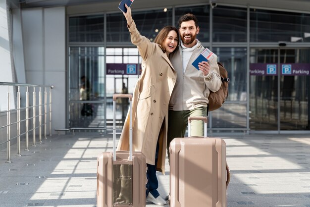 Viaje de pareja feliz de tiro completo