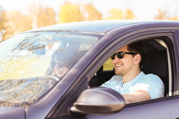 Viaje. La pareja viaja en el coche