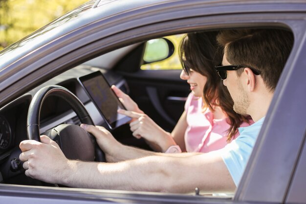 Viaje. La pareja viaja en el coche