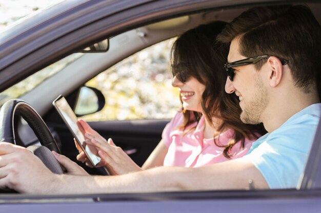 Viaje. La pareja viaja en el coche