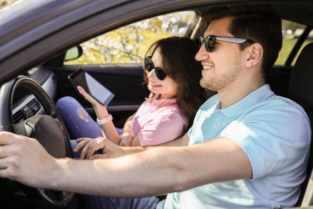 Viaje. La pareja viaja en el coche