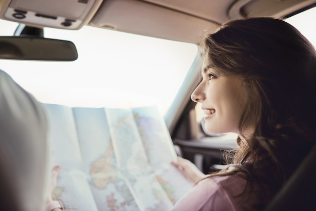 Viaje. La pareja viaja en el coche