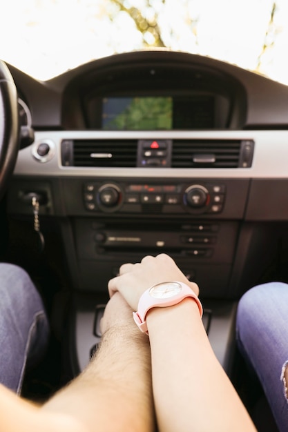 Foto gratuita viaje. la pareja viaja en el coche