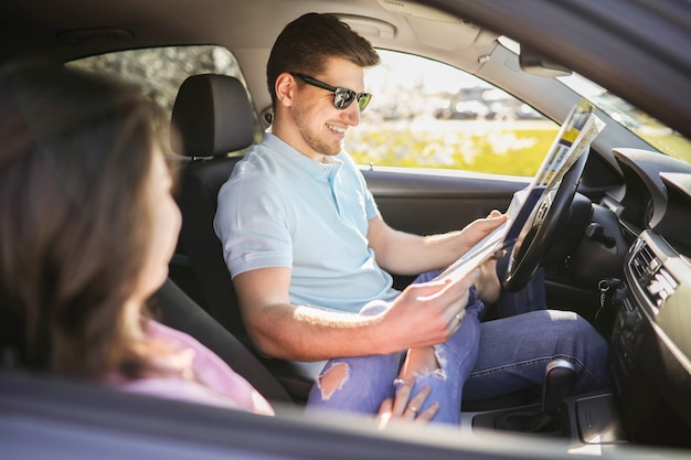 Viaje. La pareja viaja en el coche