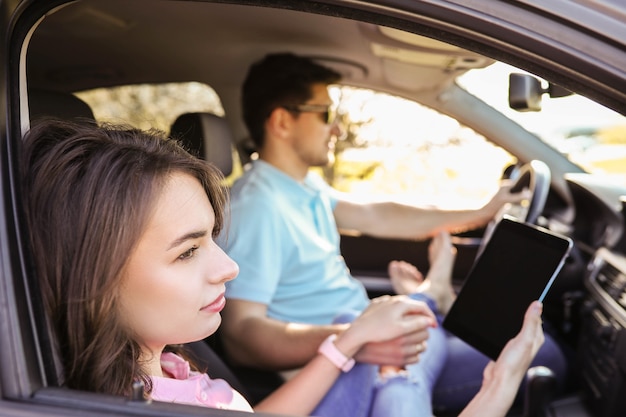 Viaje. La pareja viaja en el coche