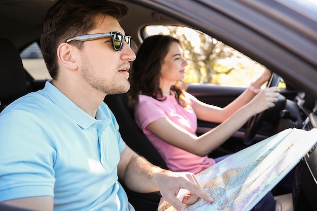 Viaje. La pareja viaja en el coche