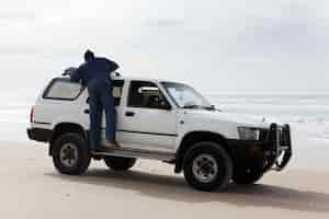 Foto gratuita viaje a la playa en vehículo 4x4