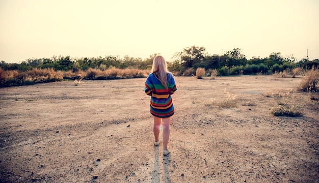 Viaje de solo viaje de mujer joven haciendo turismo