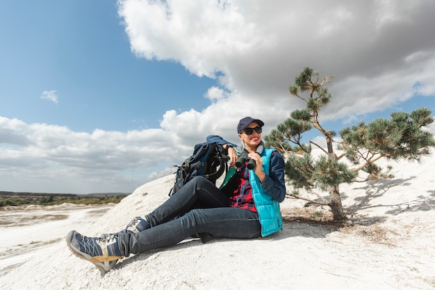 Foto gratuita viajero adulto en plena naturaleza