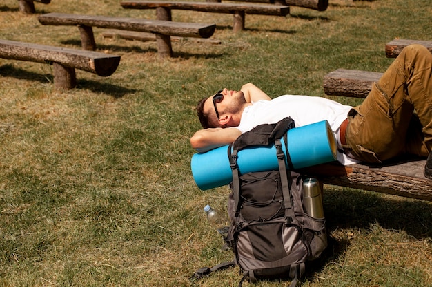 Viajero de alto ángulo descansando en el banco