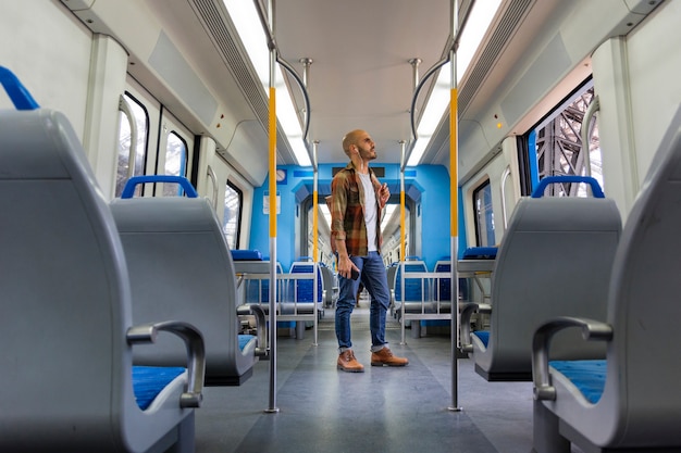 Viajero de ángulo bajo en metro