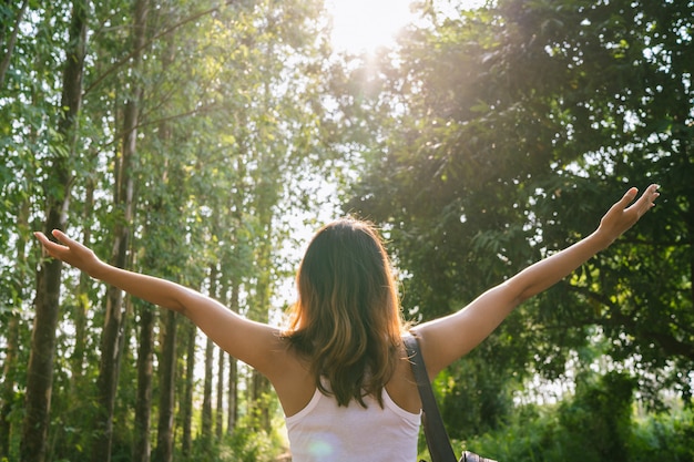 Foto gratuita viajero asiático joven feliz de la mujer con la mochila que camina en bosque.