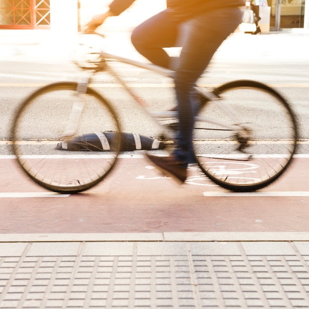 Viajero en bicicleta en un carril bici de la ciudad